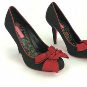 BETSEY JOHNSON BLACK HEELS RED BOW